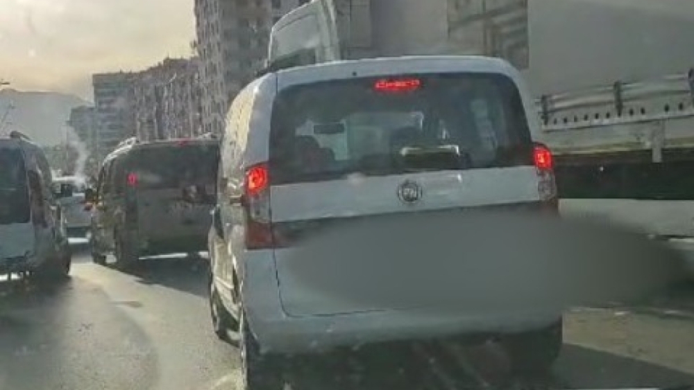 Zincirleme kazada 4 araç çarpıştı